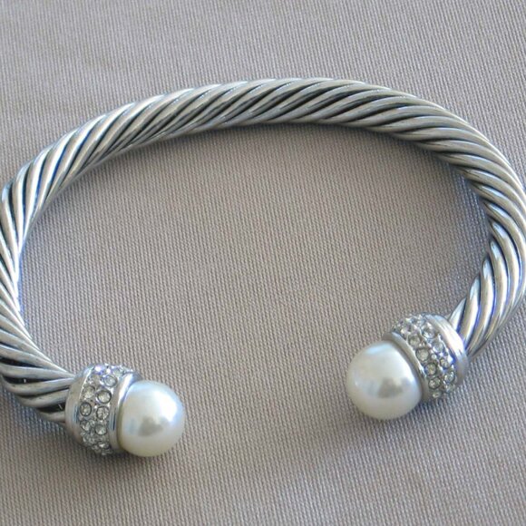 Stainless steel elegant bangle bracelet - Picture 1 of 4